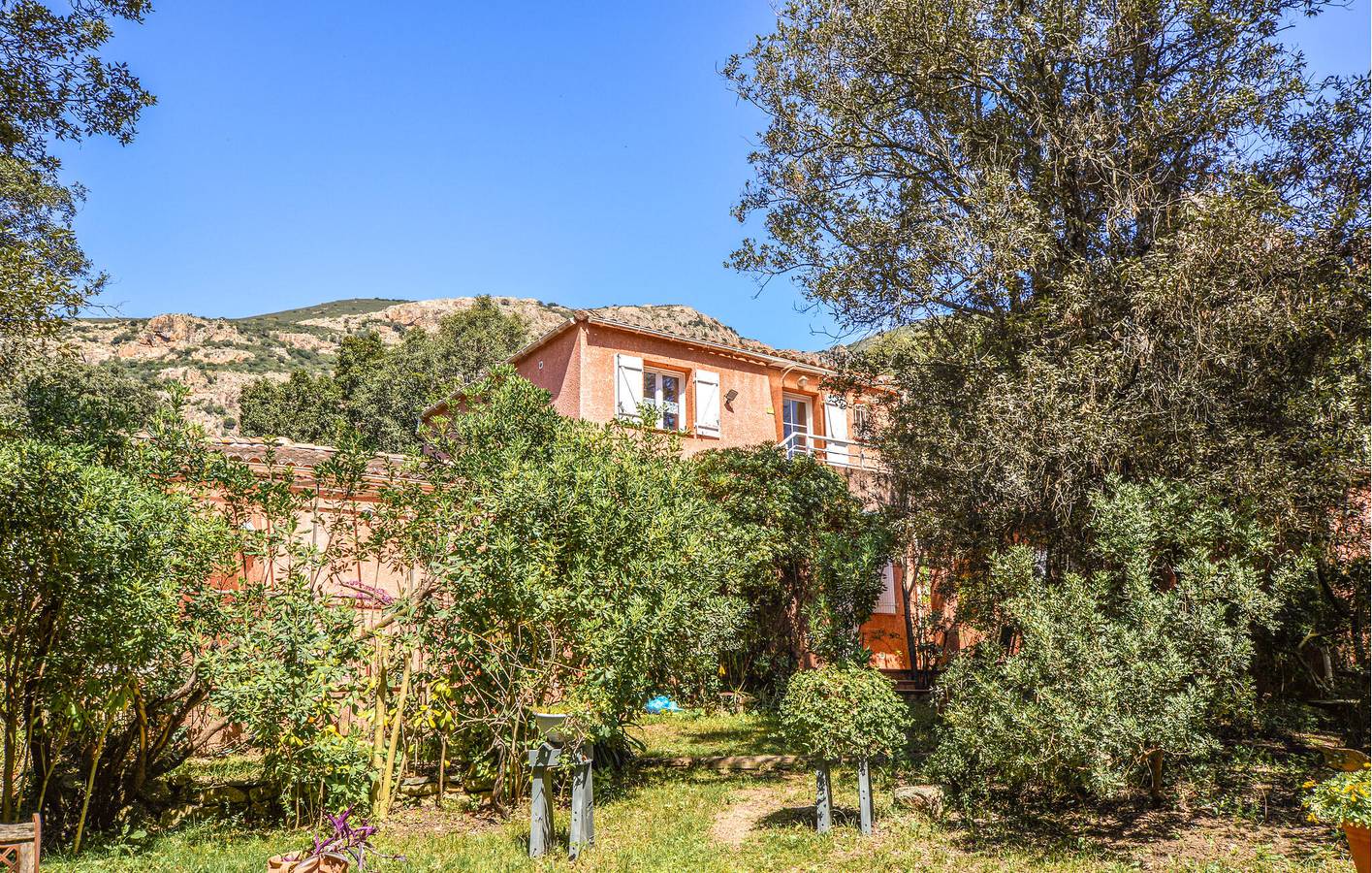 Appartement de vacances entier, Appartement confortable avec WiFi et parking, près du centre-ville in Afa, Région d'Ajaccio