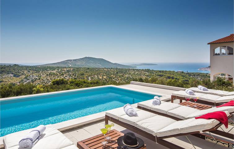 Ferienhaus für 8 Personen, mit Terrasse und Garten in Primosten