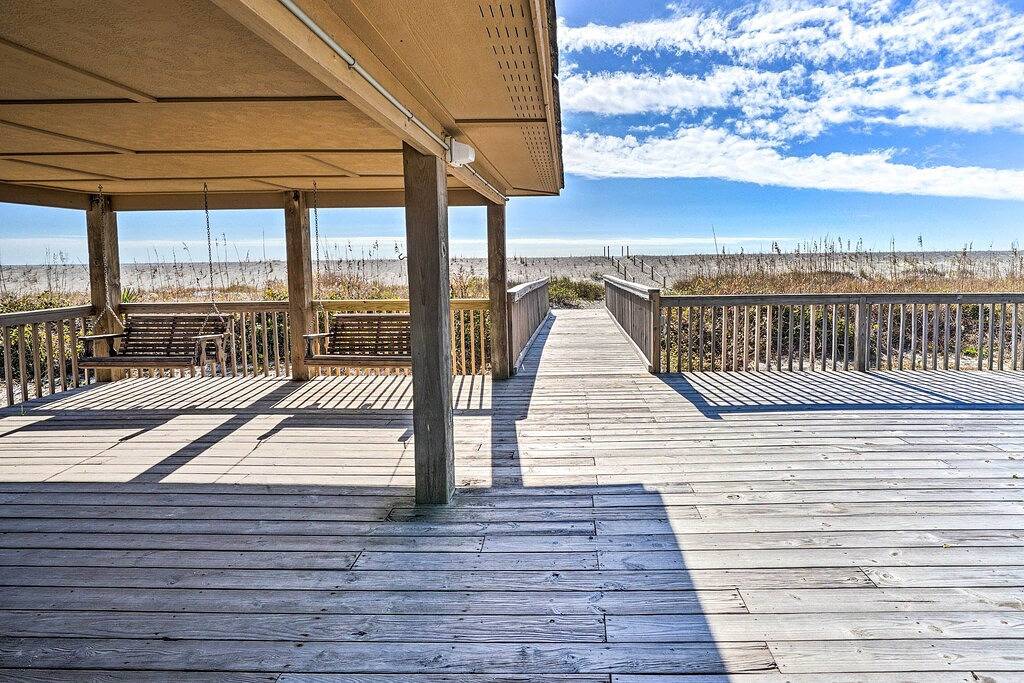 Ganze Wohnung, Oak Island Beachfront Condo w/ Community Pool in Oak Island (NC), Brunswick County