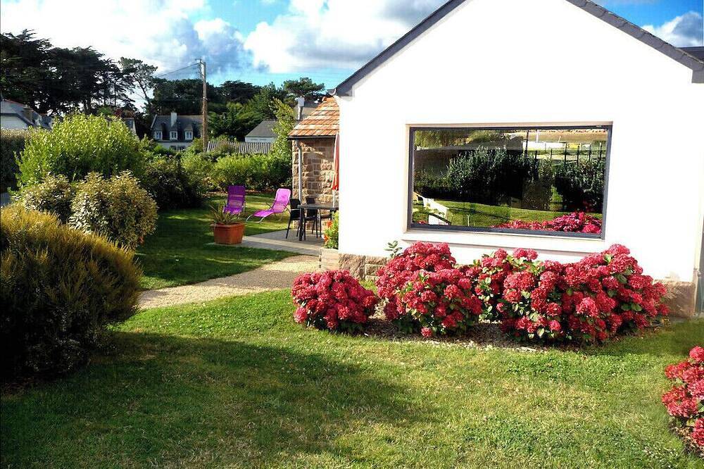 Waterfront house on Gr34, beaches, shops on site Tregastel pink granite in Coz Pors, Trégastel