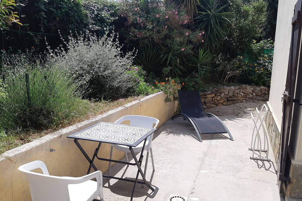 Appartement entier, Quiet studio 25 in Le Pradet, Côte méditerranéenne (France)