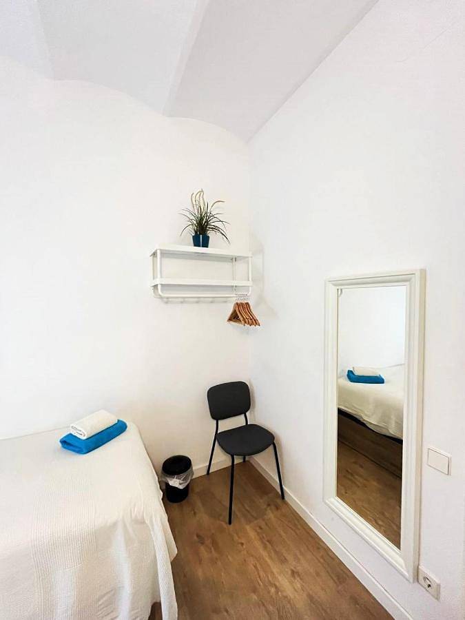 Economy Quadruple Room with Shared Bathroom in Centro Barcelona, Barcelona