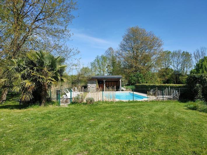Gîte pour 4 personnes, avec piscine ainsi que jardin et terrasse