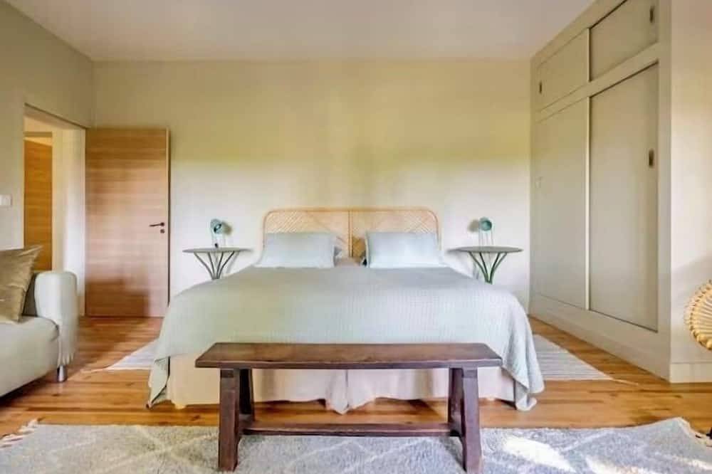 Renovated farmhouse on a wine-growing estate, Ventoux view, near Avignon in Cairanne, Vaucluse