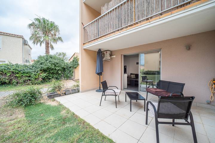Appartement de vacances pour 4 personnes, avec terrasse ainsi que jardin et piscine
