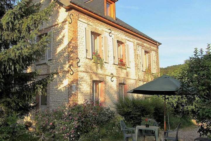 Location de vacances pour 6 personnes, avec terrasse et jardin à Yville-sur-Seine