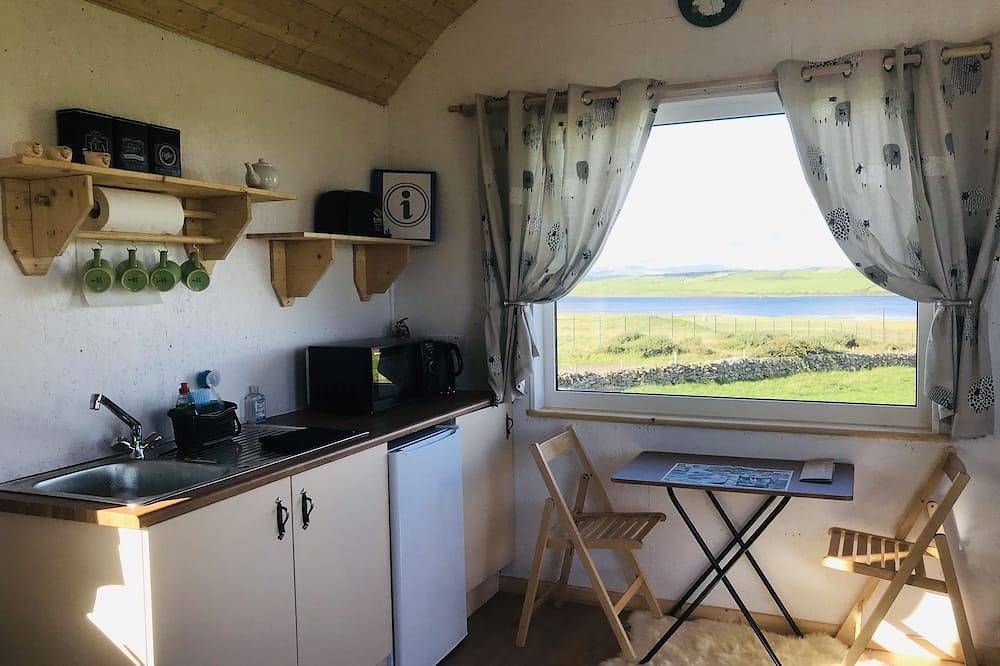 Entire apartment, The Snuggly Sheep Shepherd Hut & Sauna Farm Stay in Donegal, County Donegal
