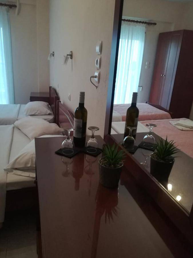 Gîte pour 3 personnes, avec Balcon et Terrasse ainsi que Jardin et Piscine dans Stavros - 2