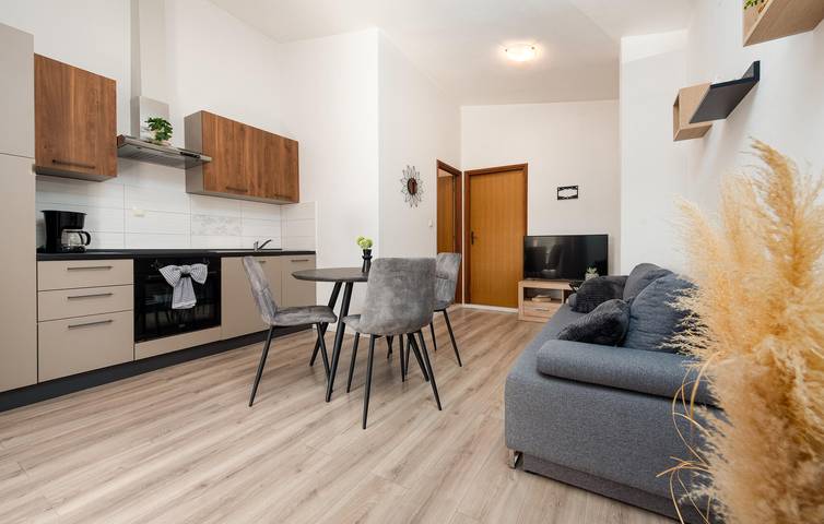 Ganze Ferienwohnung, Gemütliche Wohnung mit WLAN und Terrasse, 1 km von der Küste entfernt in Novigradsko More, Zadar