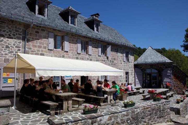 Chambre d’hôte pour 4 personnes, avec terrasse et jacuzzi ainsi que jardin et piscine, animaux acceptés