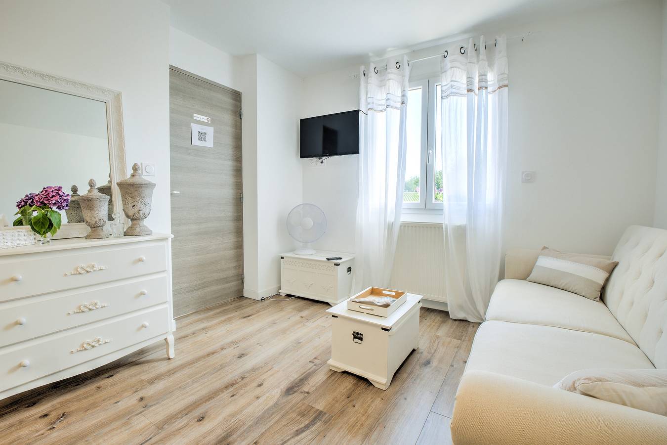 Guest House 'Au Charmant Des Vignes' with Private Terrace and Wi-Fi in Montagne, Libourne region