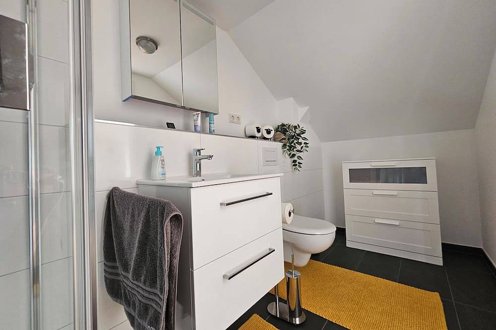 Entire apartment, Quiet attic studio in Cologne-Holweide, a 2-minute walk to the S-Bahn station for Deutz/Messe in Mülheim Köln, Cologne