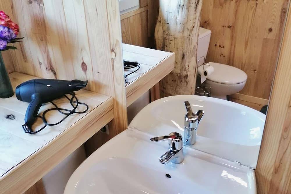 Nido acogedor en el bosque con terrazas, piscina y desayuno incluido in Saint-Thomas-de-Courceriers, Mayenne (desambiguación)