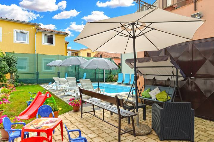 Appartamento per 6 persone, con balcone/terrazza e piscina, con animali domestici a Fazana