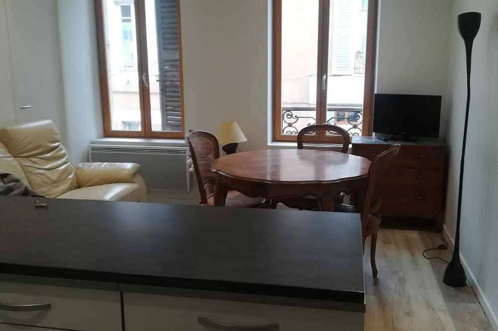 2 rooms in town center near train station and shops in Nevers, Nièvre