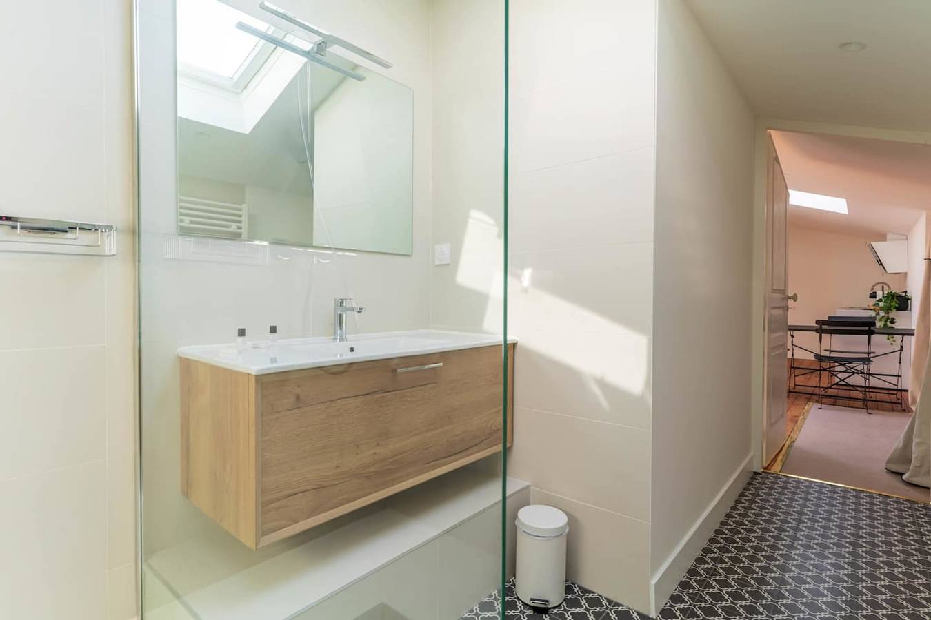 Ganze Ferienwohnung, Lixus Suite with private terrace and kitchen in Bordeaux, Bordeaux und Umgebung