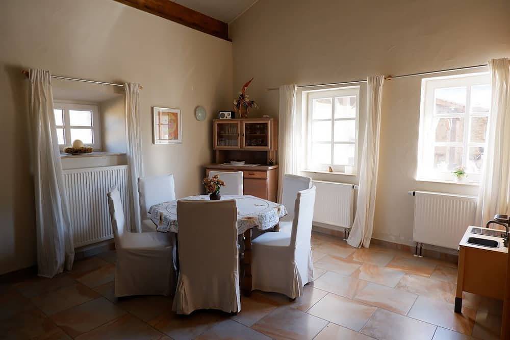 Ganze Wohnung, Wohnen in der Alten Burg Hersdorf in Hersdorf, Naturpark Hohes Venn-Eifel