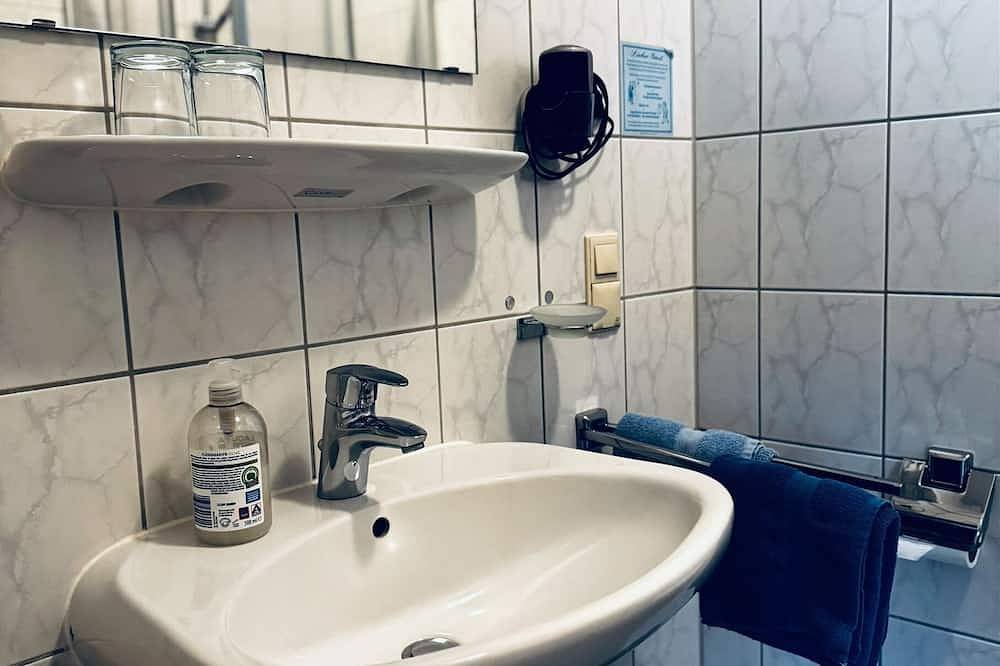 Ganze Wohnung, Ferienwohnung 1.Stock mit Ost- und Südbalkon (58qm) in Neustadt a.d.Donau, Altmühltal