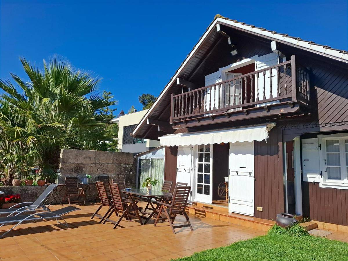 Casa de madera sobre el mar in Praia América, Nigrán