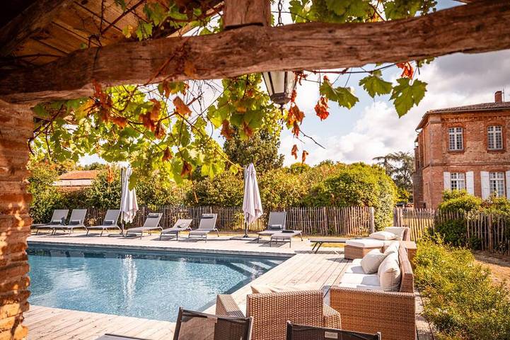 Location de vacances pour 14 personnes, avec Terrasse ainsi que Jardin et Piscine à Corbarieu