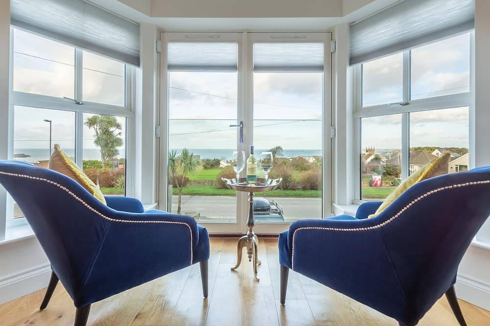 Entire apartment, A stunning first floor apartment with panoramic views, not far from the beach. in Carbis Bay, Cornwall