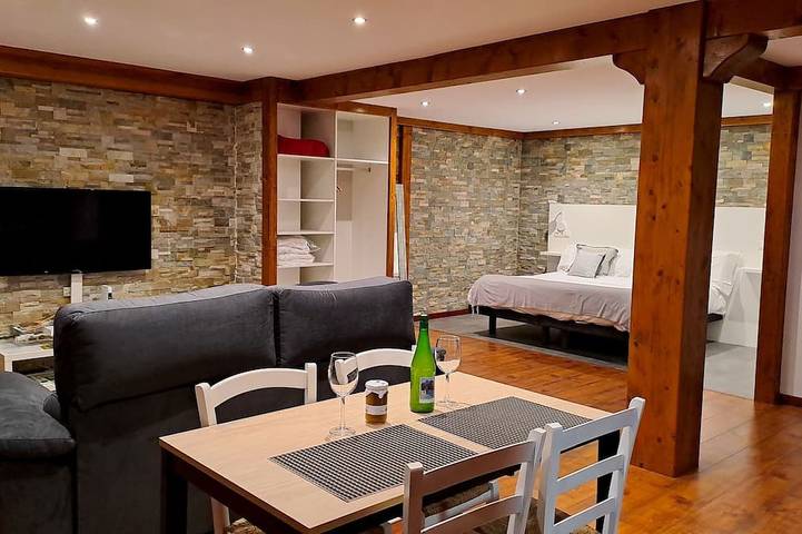 Entire apartment, Luxe studio Casa Angiz Etxea 2; charm, outdoor spa and valley views in Sunbilla, Spanish Pyrenees