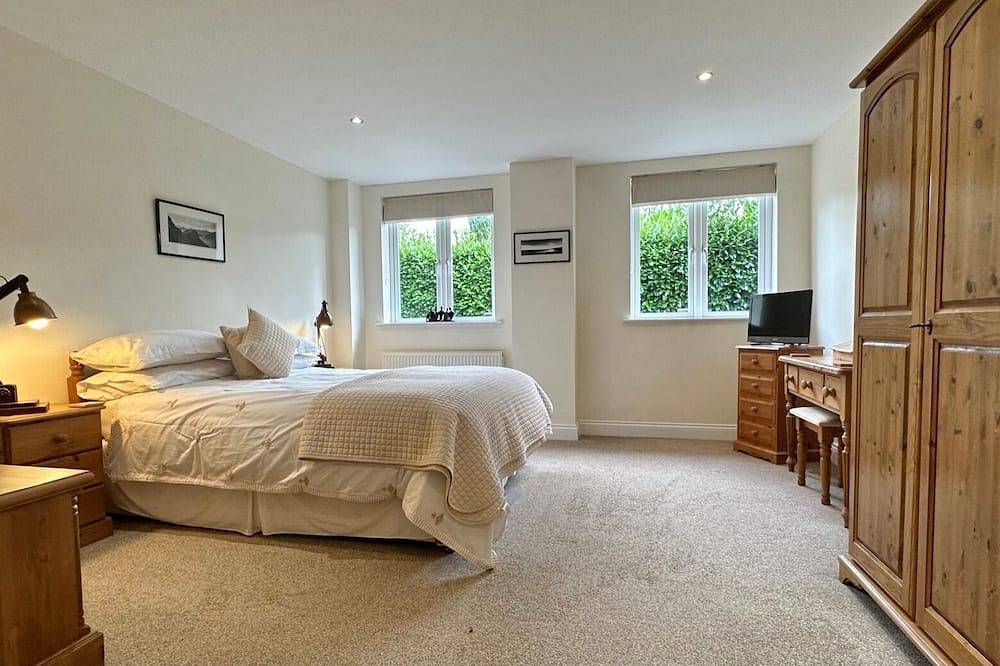 Beautiful Tranquil Barn in 14 acres of perfect peace within New Forest district in Sandleheath, Hampshire