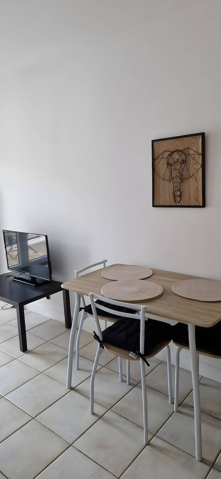 Ganzes Studio, Studio-Apartment 'Moderne Évian, See- und Thermenblick' mit Balkon und Wlan in Évian-les-Bains, Thonon-les-Bains und Umgebung