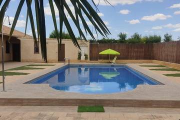 Casa rural para 3 personas, con piscina además de jardín y vistas, Se admiten mascotas en Madridejos