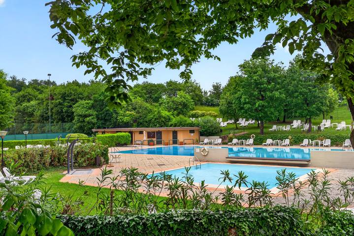 Location de vacances pour 6 personnes, avec Balcon et Terrasse ainsi que Jardin et Piscine à Padenghe sul Garda
