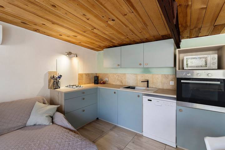 Chalet "De Ferme - Spa - Gironde" with Private Terrace, Wi-Fi, and Air Conditioning in Les Églisottes-et-Chalaures, Libourne region