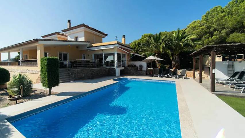 Ferienwohnung für 11 Personen, mit Balkon und Garten sowie Pool in Palau-saverdera