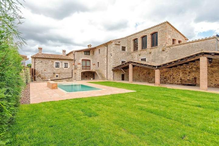 Location de vacances pour 16 personnes, avec Jacuzzi et Terrasse ainsi que Jardin et Piscine à Bordils