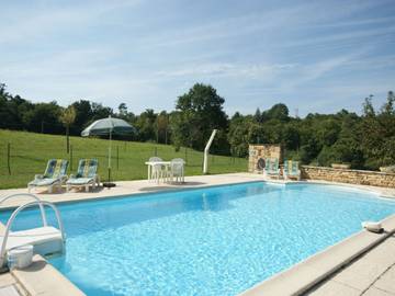 Gîte pour 7 personnes, avec jardin ainsi que terrasse et piscine, animaux acceptés à Loubejac