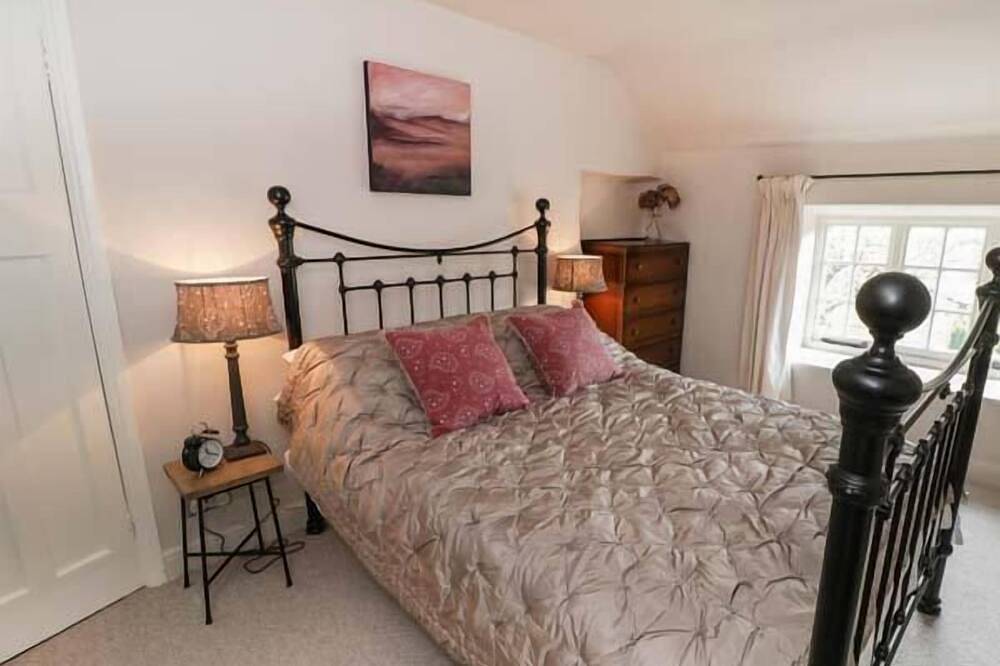 Rose Cottage, pet friendly, with open fire in Ashford-In-The-Water in Ashford in the Water, Derbyshire