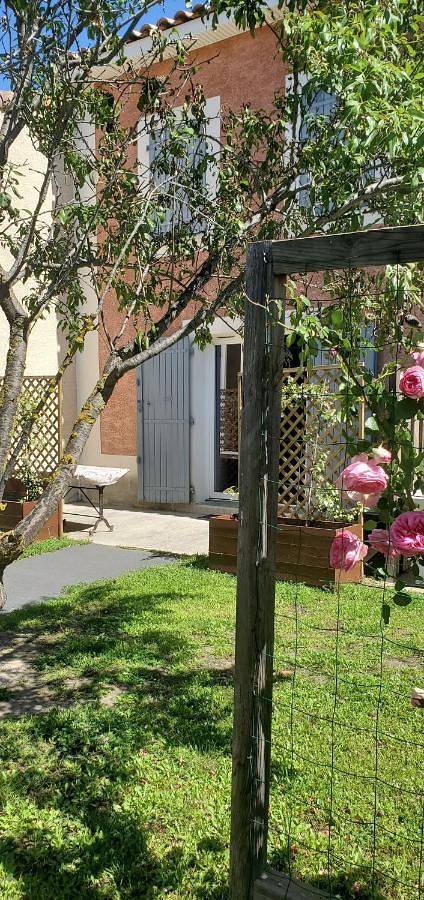 Location de vacances pour 4 personnes, avec piscine ainsi que vue et jardin à Colombiers - 4