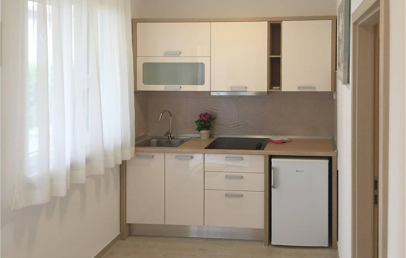 Appartement de vacances entier, Charmant appartement avec terrasse et barbecue, à 2,5 km de la plage de Caska in Novalja, Pag