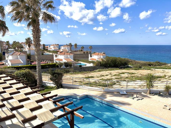 Villa for 6 people, with garden and ocean view as well as balcony in Northern Cyprus
