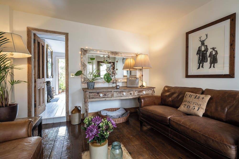 The Cook's Cottage: a coastal oasis w/outdoor kitchen, garden & cinema nr beach in Whitstable, Kent