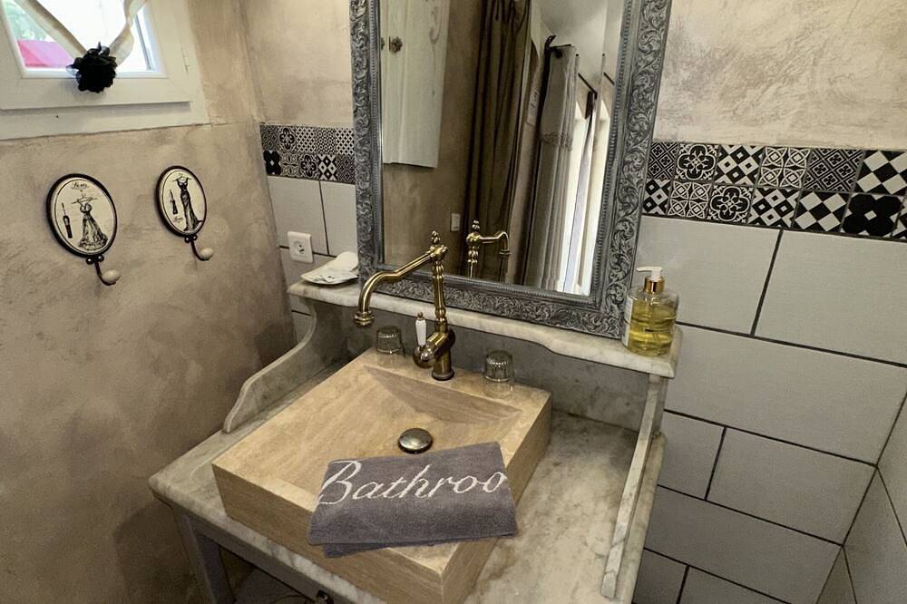 Doppelzimmer-Komfort-Ensuite mit Dusche-Gartenblick in Bouc-Bel-Air, Mittelmeerküste (Frankreich)