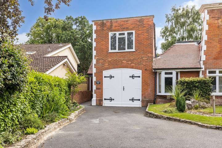 Middle Chine - Garden and Spacious Living Space in Bournemouth, South West England