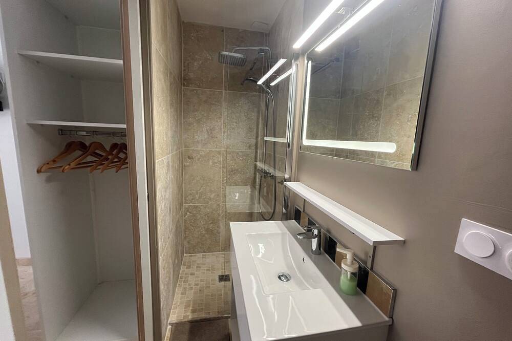 Suite Parentale Indépendante au Sein de la Maison D'hamih, Avec Petit-déjeuner in Uzès, Nimes region