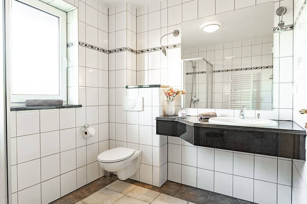 Ganze Wohnung, Ferienwohnung Schwalbennest - Ferienhaus Am Boddenufer in Buschvitz, Bergen auf Rügen und Umgebung