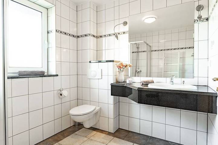 Ganze Wohnung, Ferienwohnung Schwalbennest - Ferienhaus Am Boddenufer in Buschvitz, Bergen auf Rügen und Umgebung
