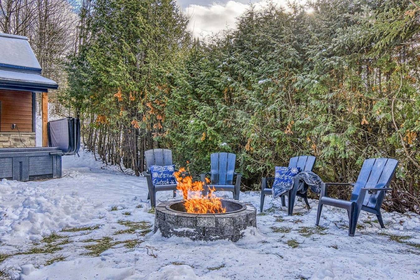 Le Mini Chalet - Compact   Cozy Spa in Quebec