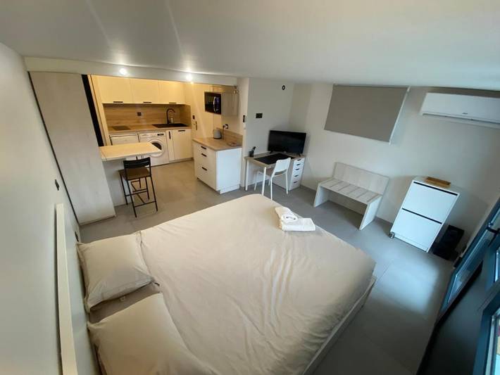 Gîte pour 2 personnes, avec Jacuzzi ainsi que Jardin et Piscine dans Grièges