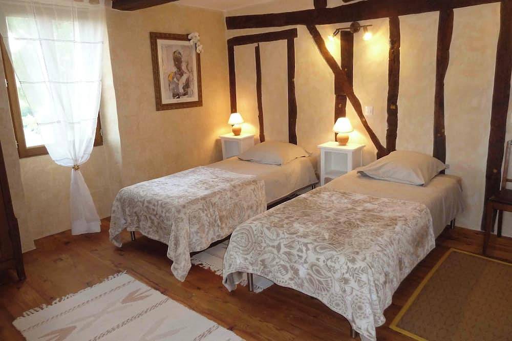 Demeure de charme \"Au Coeur de la Gascogne\".  Gîte 7 personnes. in Montesquiou, Gers