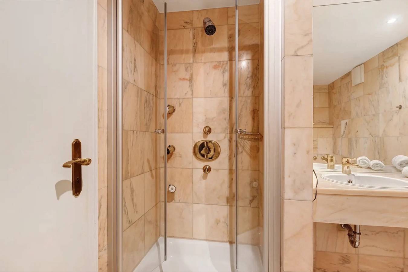 2-Bett Zimmer mit herrlichem Inselblick, Balkon und Jacuzzi in Reichenau, Untersee