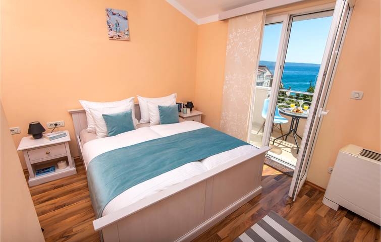 Entire holiday apartment, Sea View Apartment with Terrace, Kitchen, and Wi-Fi - 1km to Beach in Podstrana, Split-Dalmatia