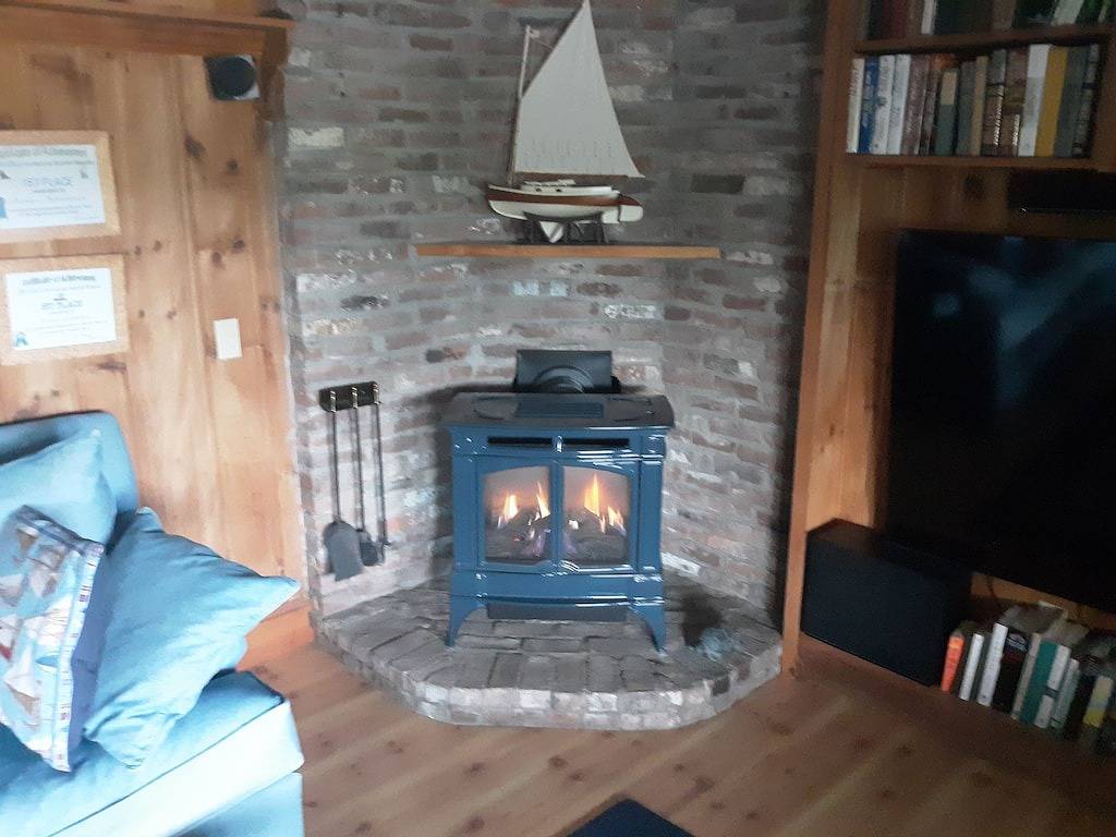 Ganze Wohnung, Gorgeous lake beachfront private apartment with canoe, kayaks, & home theatre in East Harwich, Harwich